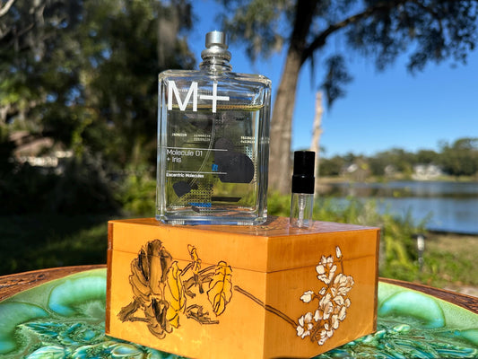Escentric Molecules Molecule 01 + Iris Sample